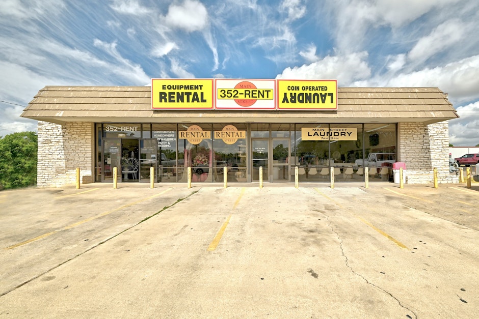 1811 N Main Street, Taylor, TX 76574, Presented by Frances Crossley